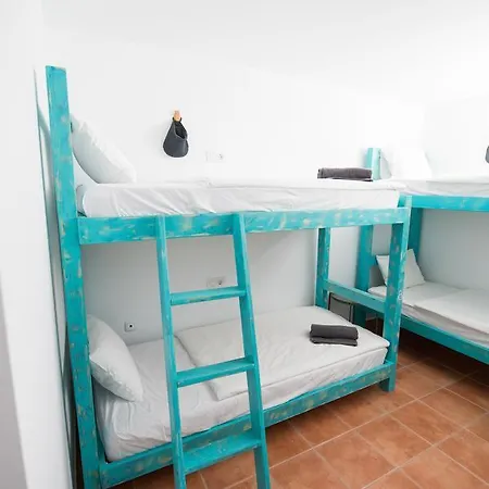 Surfers Retreat Hostel *
